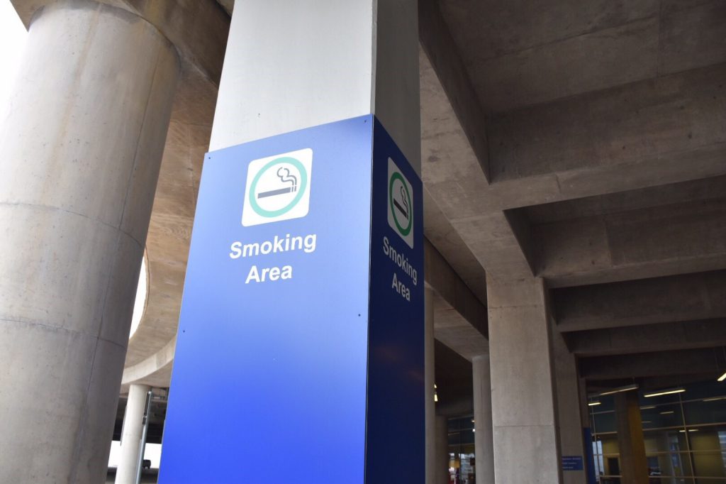 福岡空港の喫煙所はどこ 国内線 国際線別おすすめ喫煙スポット Bthacks 仕事の成功をアシストするビジネスパーソン向けメディアサイト